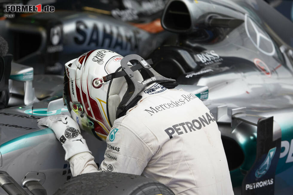 Foto zur News: Fast geschafft: Lewis Hamilton (Mercedes) gewinnt nach 2014 auch den zweiten Grand Prix von Russland und ist damit praktisch Formel-1-Weltmeister 2015. Wenn er in Austin neun Punkte mehr holt als Sebastian Vettel (Ferrari) und zwei als Nico Rosberg (Mercedes), ist ihm der dritte Titel nicht mehr zu nehmen.