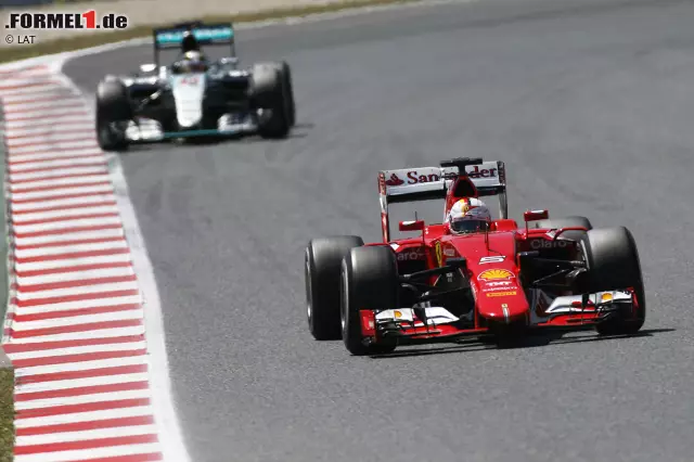 Indes fährt Sebastian Vettel auf Platz zwei - zwar vom Speed her nicht ebenbürtig mit Hamilton, aber durch das "Überholverbot" auf dem Circuit de Barcelona-Catalunya doch so souverän, dass er keine ernsthaften Attacken abwehren muss. "Du musst pushen und Vettel attackieren", funkt man an den Mercedes-Star. Der antwortet: "Das ist unmöglich. Ihr müsst euch etwas anderes einfallen lassen." Foto zur News: Indes fährt Sebastian Vettel auf Platz zwei - zwar vom Speed her nicht ebenbürtig mit Hamilton, aber durch das "Überholverbot" auf dem Circuit de Barcelona-Catalunya doch so souverän, dass er keine ernsthaften Attacken abwehren muss. "Du musst pushen und Vettel attackieren", funkt man an den Mercedes-Star. Der antwortet: "Das ist unmöglich. Ihr müsst euch etwas anderes einfallen lassen."