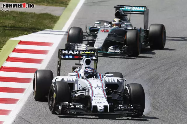 In der 32. Runde die Wende im Kampf um den zweiten Platz: Hamilton wechselt von zwei auf drei Stopps (diesmal problemlos), legt zwei schnelle Stints ein - und macht auf dem Weg nach vorne unter anderem mit Bottas kurzen Prozess. Foto zur News: In der 32. Runde die Wende im Kampf um den zweiten Platz: Hamilton wechselt von zwei auf drei Stopps (diesmal problemlos), legt zwei schnelle Stints ein - und macht auf dem Weg nach vorne unter anderem mit Bottas kurzen Prozess.
