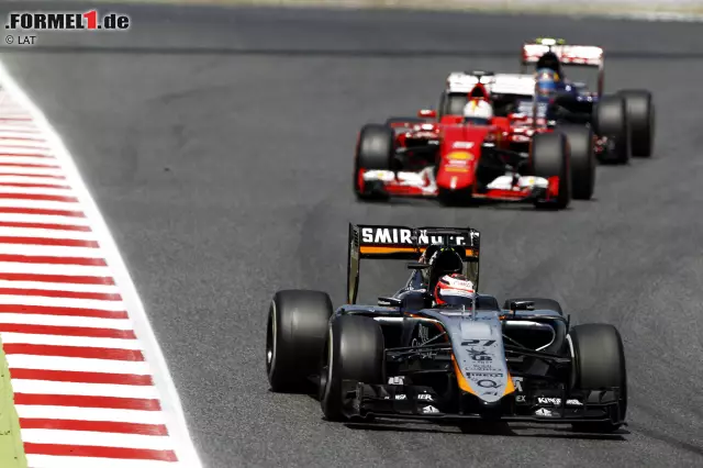 ... und kommt auch nach dem Boxenstopp vor dem Deutschen auf die Strecke. Während Vettel im Verkehr steckt (und sich lautstark über die Nachzügler, etwa den diesmal chancenlosen Nico Hülkenberg, beschwert), ... Foto zur News: ... und kommt auch nach dem Boxenstopp vor dem Deutschen auf die Strecke. Während Vettel im Verkehr steckt (und sich lautstark über die Nachzügler, etwa den diesmal chancenlosen Nico Hülkenberg, beschwert), ...