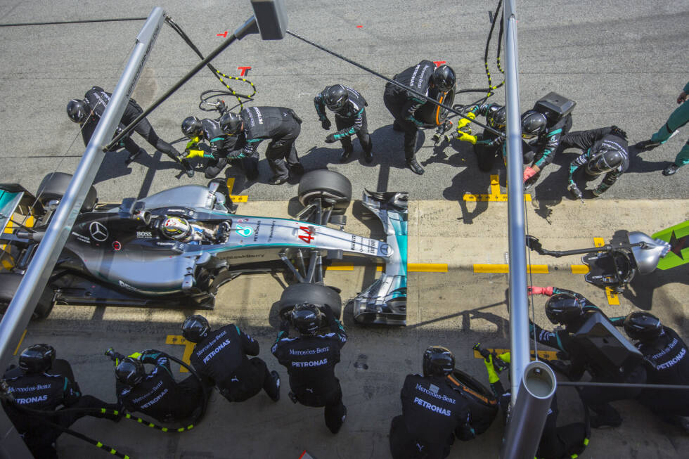 Foto zur News: Vielleicht eine andere Strategie? &quot;It&#039;s Hammer-time&quot;: Während sich Rosberg vorne absetzt (sieben Sekunden Vorsprung nach zehn Runden), kommt Hamilton in der 13. Runde an die Box, bleibt auf weichen Reifen.