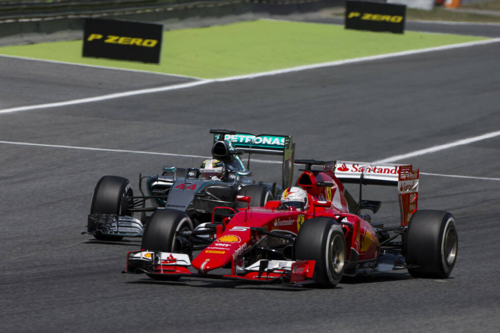 Foto zur News: Genau wie Vettel, der eine Runde später wechselt und vorne bleibt. Auch, weil die Mercedes-Crew patzt und Hamiltons Service 5,3 Sekunden dauert. Hamiltons Versuche, sich im Rückspiegel zu zeigen, sind eine gute Show, haben aber in Wahrheit keine realistische Chance.