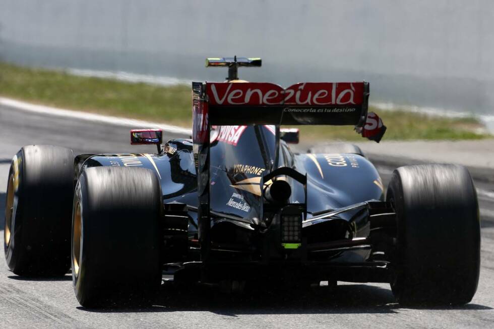 Foto zur News: Pastor Maldonado geigt zu Beginn groß auf, liegt schon an siebter Stelle - aber beschädigt sich dann ausgerechnet im Zweikampf mit Teamkollege Romain Grosjean den Heckflügel. Erst in der 46. Runde nimmt ihn Lotus aus dem Rennen.
