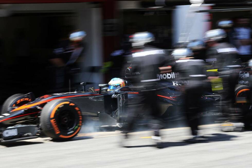 Foto zur News: In der 27. Runde ist für Lokalmatador Fernando Alonso Endstation: Sein McLaren-Honda entwickelt Bremsprobleme, schießt beim Boxenstopp über die Markierung hinaus. Dem Team bleibt nichts anderes übrig, als nur noch auf Jenson Button zu setzen. Und der findet sein Auto an diesem Rennsonntag &quot;gefährlich&quot; unfahrbar.