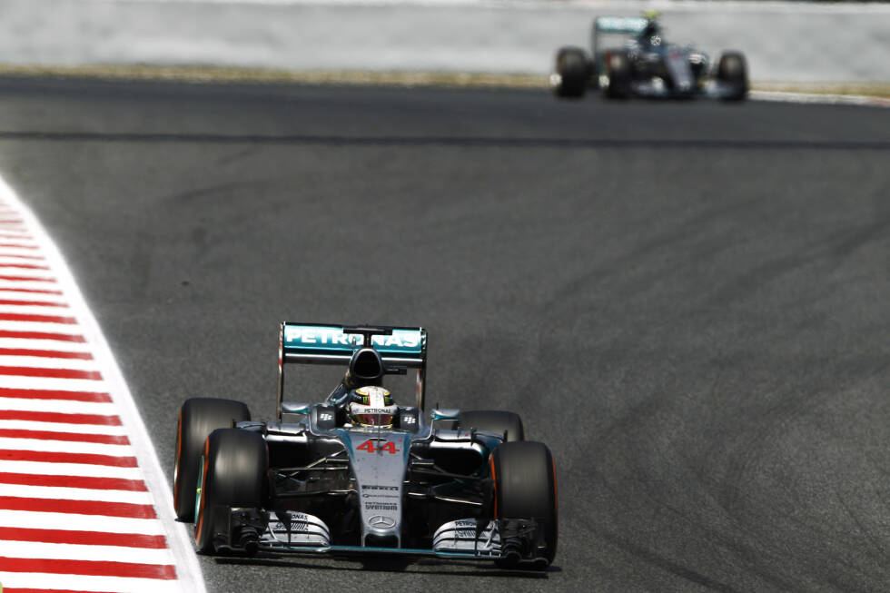 Foto zur News: Nach dem letzten Rosberg-Stopp in Runde 45 führt Hamilton kurzzeitig im Grand Prix - und baut seinen Vorsprung trotz älterer Reifen sogar aus. Kurz befürchtet Rosberg, er könnte den Sieg noch verlieren, bis ihn sein Team beruhigt: &quot;Lewis muss noch einmal an die Box.&quot; Hamilton fährt ein Fernduell gegen Vettel...