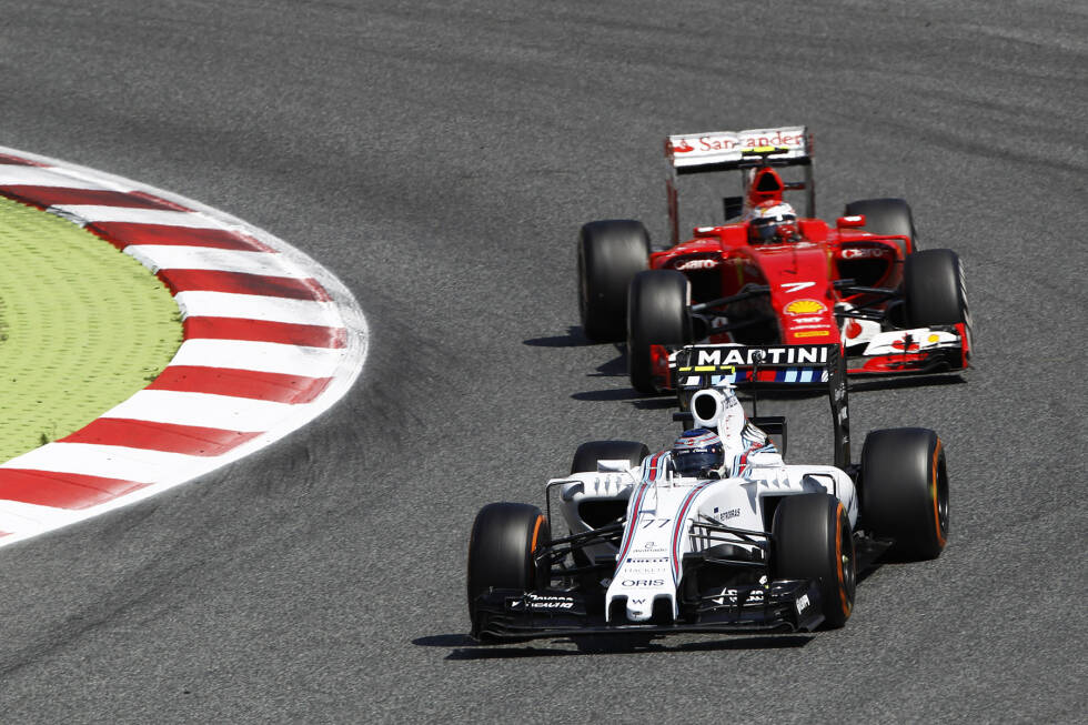 Foto zur News: Heißes &quot;Finn-ish&quot; zwischen Bottas und Räikkönen: der Williams-Pilot auf harten, der Ferrari-Fahrer auf weichen Reifen - und trotzdem chancenlos gegen die Mercedes-Power. Auch, weil Bottas das Überrunden clever timt und in den entscheidenden Momenten selbst DRS aktivieren darf.