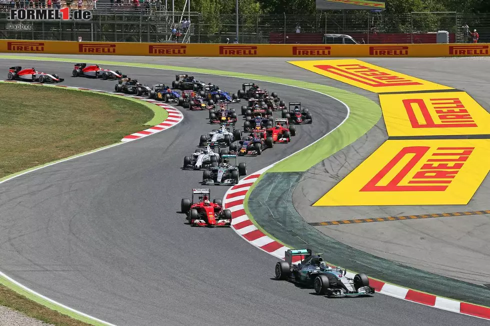 Foto zur News: Aber Massa wird von Max Verstappen abgedrängt und fällt zurück, während Hamilton wenigstens den dritten Platz vor Valtteri Bottas behaupten kann. Weiter hinten zoomt sich Kimi Räikkönen an Massa und dem unglücklich gestarteten Lokalmatador Carlos Sainz vorbei, ...