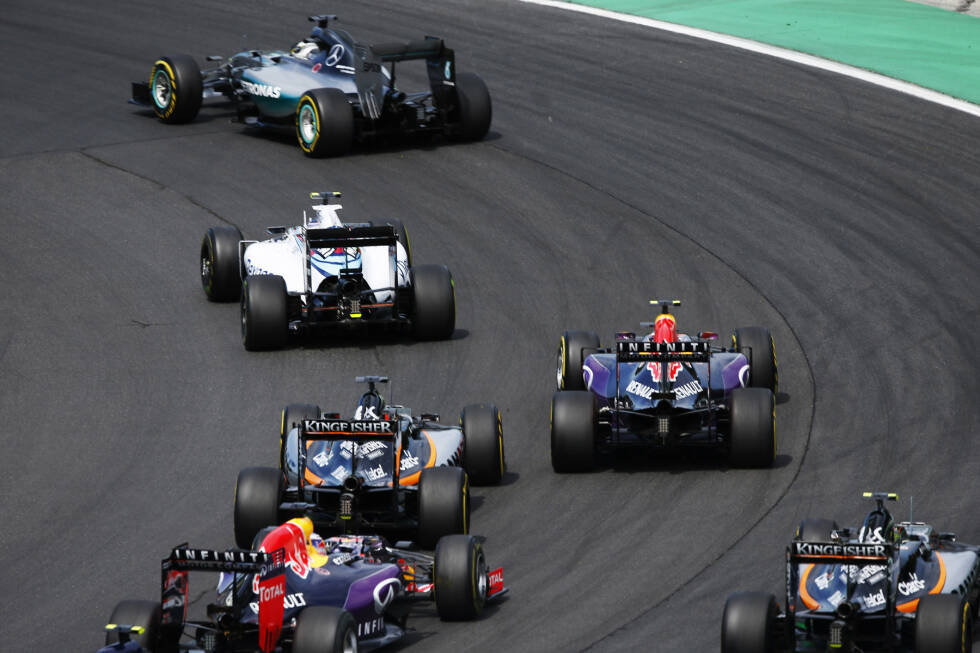 Foto zur News: Im Kampf um den fünften Platz berühren sich Valtteri Bottas (Williams) und Ricciardo, wovon Nico Hülkenberg (Force India) profitiert: Vom elften Startplatz losgefahren, wird der Deutsche nach der ersten Runde bereits auf Rang fünf geführt.