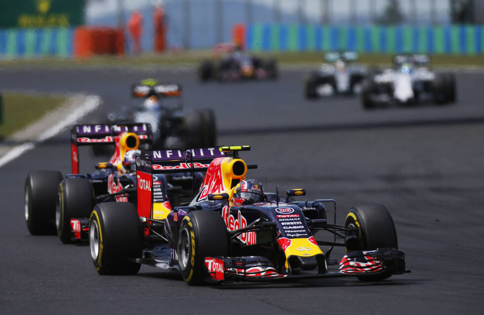 Foto zur News: Red Bull funkt an den sechstplatzierten Kwjat, er möge doch bitte den schnelleren Ricciardo durchlassen - wogegen sich der Russe verständlicherweise wehrt: &quot;Ich werde selbst auch von Hülkenberg aufgehalten!&quot; In der achten Runde gibt er aber klein bei und macht artig Platz.