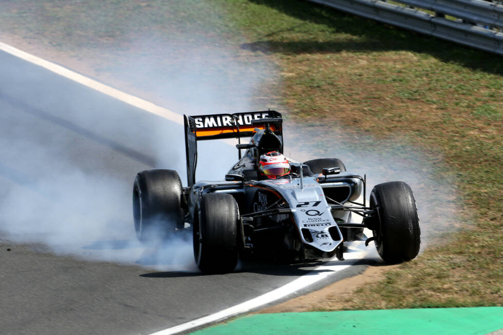 Foto zur News: Knalleffekt in der 42. Runde: Vettel hat seinen Vorsprung auf Räikkönen von 2,7 (vor dem ersten Boxenstopp) auf 24,9 Sekunden ausgebaut, da rutscht plötzlich Hülkenberg ins Aus. Beim Force India löst sich der Frontflügel, das Auto wird unkontrollierbar.