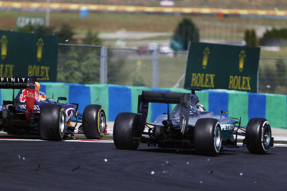 Foto zur News: Beim Restart macht sich Rosberg sofort auf Vettel-Jagd, während Hamilton von Ricciardo geschnappt wird. Doch damit nicht genug, fällt er noch weiter zurück - und gerät ins Duell zwischen Bottas und Max Verstappen (Toro Rosso), ...