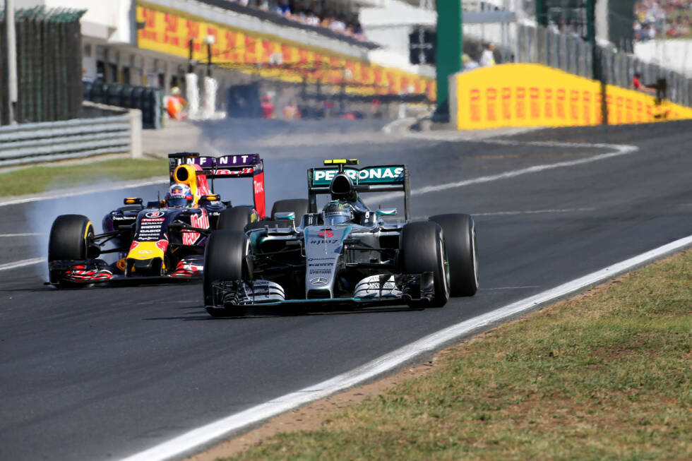 Foto zur News: Ricciardo hat im Finish die weicheren Reifen als Rosberg und das schnellste Auto. Bei der Attacke gegen den Mercedes nimmt er aber viel Risiko - und Rosberg lässt ihm ausgangs der ersten Kurve keinen Platz, sodass sich die beiden berühren.