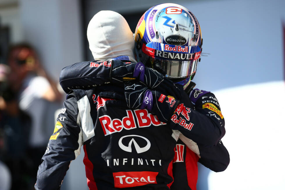 Foto zur News: Und so fahren sie auch über die Ziellinie: Vettel gewinnt vor den beiden Red-Bull-Junioren - und erstmals in der Geschichte der Formel 1 stehen drei Junioren von Helmut Marko gleichzeitig auf dem Podium. Für Red Bull das beste Saisonergebnis 2015.