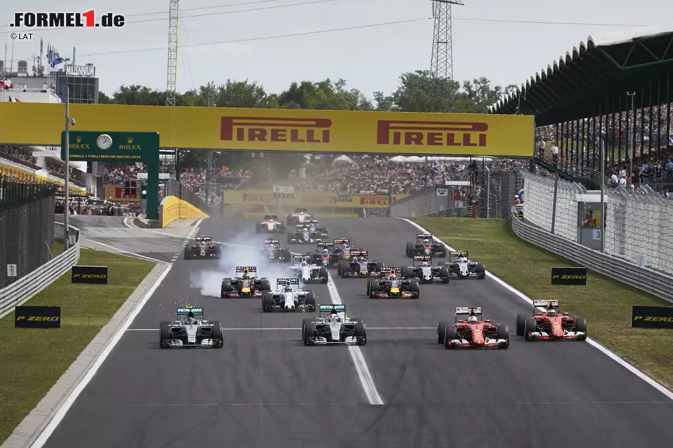 Foto zur News: Der Start muss wiederholt werden, weil Felipe Massa (Williams) zu ungenau auf dem achten Startplatz parkt. Später gibt er zu: Nach der Schweigeminute für Bianchi kurz zuvor war der Routinier noch nicht ganz bei der Sache. Als es tatsächlich losgeht, kommen die beiden Ferraris besser weg als die beiden Mercedes. Die verschlafen nach Silverstone den zweiten Start hintereinander.