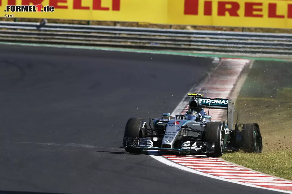 Rosberg fällt auf den zehnten Platz zurück, weil er sich eine ganze Runde lang an die Box zurückschleppen muss, Ricciardo nur auf den dritten. Bitter für den Deutschen: Die zwischenzeitlich schon eroberte "virtuelle" WM-Führung ist damit hinfällig. Foto zur News: Rosberg fällt auf den zehnten Platz zurück, weil er sich eine ganze Runde lang an die Box zurückschleppen muss, Ricciardo nur auf den dritten. Bitter für den Deutschen: Die zwischenzeitlich schon eroberte "virtuelle" WM-Führung ist damit hinfällig.