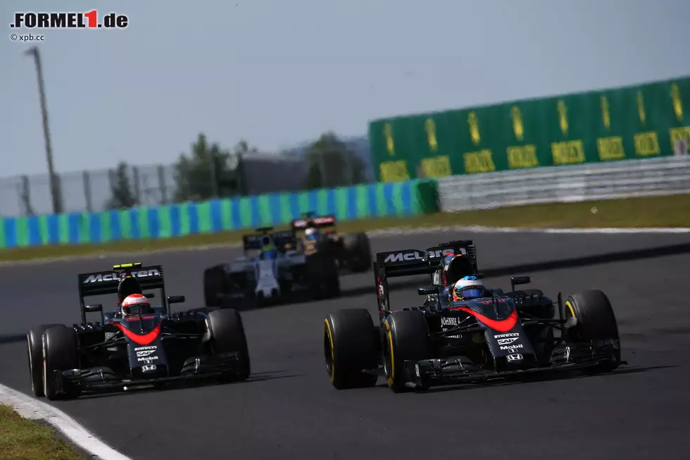 Erstmals seit Brasilien 2013 kein Mercedes auf dem Podium, dafür die Wiederauferstehung von McLaren: Nicht einmal ein Reifenschaden kann den fünften Platz von Fernando Alonso verhindern, und Jenson Button wird überraschend Neunter. Wer für Ungarn 2015 vorher auf dieses Ergebnis gesetzt hätte, der wäre jetzt wahrscheinlich Millionär! Foto zur News: Erstmals seit Brasilien 2013 kein Mercedes auf dem Podium, dafür die Wiederauferstehung von McLaren: Nicht einmal ein Reifenschaden kann den fünften Platz von Fernando Alonso verhindern, und Jenson Button wird überraschend Neunter. Wer für Ungarn 2015 vorher auf dieses Ergebnis gesetzt hätte, der wäre jetzt wahrscheinlich Millionär!