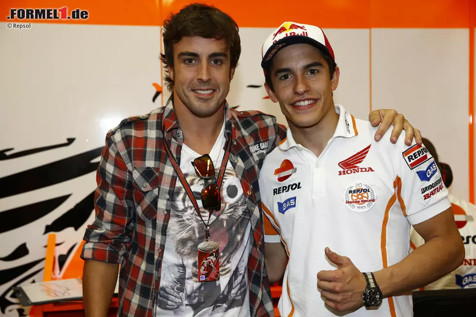 Für die McLaren-Nominierung gibt es einen offensichtlichen Kandidaten: MotoGP-Weltmeister Marc Marquez. Am 1. Juni 2014 sagte er anlässlich eines Besuchs seines Kumpels Fernando Alonso (der inzwischen für McLaren fährt) über die Formel 1: "Eines Tages würde ich es gern versuchen." Was wäre naheliegender, als den Spanier beim Grand Prix in Barcelona in den dritten McLaren zu setzen, der bekanntlich von Pferdestärken seines MotoGP-Arbeitgebers Honda befeuert wird? Foto zur News: Für die McLaren-Nominierung gibt es einen offensichtlichen Kandidaten: MotoGP-Weltmeister Marc Marquez. Am 1. Juni 2014 sagte er anlässlich eines Besuchs seines Kumpels Fernando Alonso (der inzwischen für McLaren fährt) über die Formel 1: "Eines Tages würde ich es gern versuchen." Was wäre naheliegender, als den Spanier beim Grand Prix in Barcelona in den dritten McLaren zu setzen, der bekanntlich von Pferdestärken seines MotoGP-Arbeitgebers Honda befeuert wird?