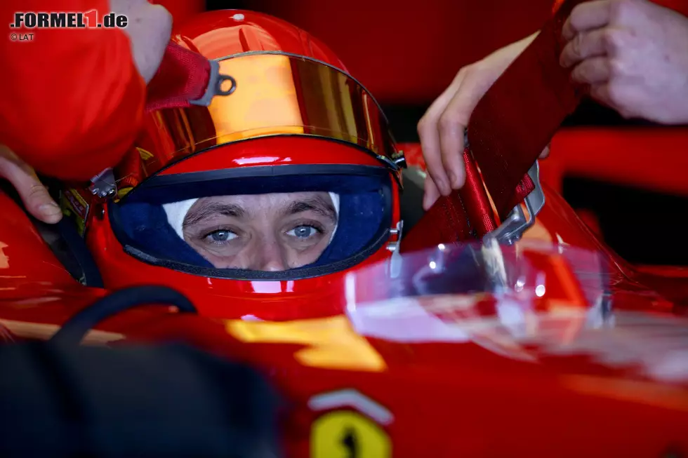 Valentino Rossi und die Formel 1, das hat die Motorsport-Medien jahrelang in helle Aufregung versetzt. Letztendlich hat der "Doktor" seine MotoGP-Karriere nie für die Königsklasse auf vier Rädern an den Nagel gehängt, obwohl er bei Ferrari-Tests in Fiorano teilweise sensationelle Rundenzeiten erzielt hat. Jetzt könnte das Märchen für die Tifosi doch noch wahr werden - und das ausgerechnet beim Heim-Grand-Prix in Monza! Foto zur News: Valentino Rossi und die Formel 1, das hat die Motorsport-Medien jahrelang in helle Aufregung versetzt. Letztendlich hat der "Doktor" seine MotoGP-Karriere nie für die Königsklasse auf vier Rädern an den Nagel gehängt, obwohl er bei Ferrari-Tests in Fiorano teilweise sensationelle Rundenzeiten erzielt hat. Jetzt könnte das Märchen für die Tifosi doch noch wahr werden - und das ausgerechnet beim Heim-Grand-Prix in Monza!
