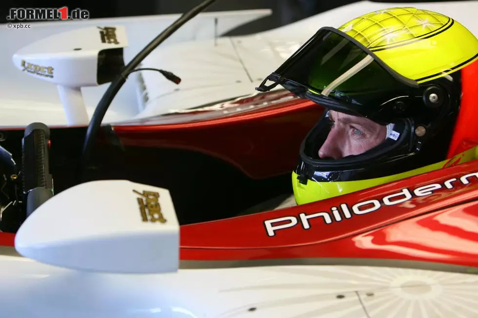 Ralf Schumacher ist für Mercedes schon DTM, aber noch nie Formel 1 gefahren. Dieser Kreis könnte sich nun schließen - wenn auch außer Konkurrenz. Zum bisher letzten Mal saß der 39-Jährige am 6. Dezember 2007 bei Testfahrten in Jerez ernsthaft in einem Grand-Prix-Boliden, damals in einem Force India. Seine letzte Formel-1-Saison hat er 2007 auf Toyota bestritten. Übrigens: In Monte Carlo hat sein Bruder Michael 2012 die letzte Pole seiner Karriere geholt. Auf Mercedes. Foto zur News: Ralf Schumacher ist für Mercedes schon DTM, aber noch nie Formel 1 gefahren. Dieser Kreis könnte sich nun schließen - wenn auch außer Konkurrenz. Zum bisher letzten Mal saß der 39-Jährige am 6. Dezember 2007 bei Testfahrten in Jerez ernsthaft in einem Grand-Prix-Boliden, damals in einem Force India. Seine letzte Formel-1-Saison hat er 2007 auf Toyota bestritten. Übrigens: In Monte Carlo hat sein Bruder Michael 2012 die letzte Pole seiner Karriere geholt. Auf Mercedes.