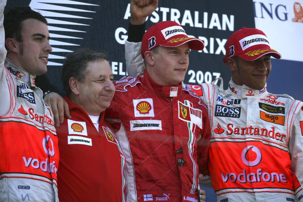 Foto zur News: Und McLaren sollte die Wahl nicht bereuen: Bereits in seinem ersten Rennen in Australien fährt der Debütant auf das Podium und kann dabei sogar mit Starpilot Alonso mithalten. Mit Rang drei ist Hamilton auch der erste Pilot seit Jacques Villeneuve 1996, der gleich beim Debüt an der Champagnerzeremonie teilnehmen darf.