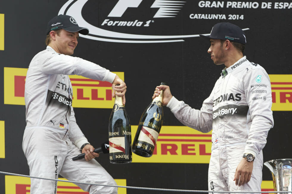 Foto zur News: 2014 ist das Jahr der Silberpfeile. Red Bull darf drei Rennen gewinnen, den Rest krallen sich Hamilton und Teamkollege Nico Rosberg souverän. Besonders zu Beginn fahren die beiden der Konkurrenz auf und davon und scheinen sich in den ersten Rennen auch noch gut zu verstehen...
