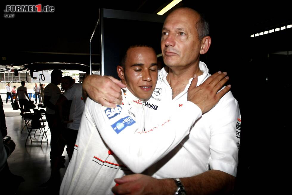 Eigentlich ist Hamilton ein Ziehkind von McLaren, für die er ebenfalls sechs Jahre in der Formel 1 fuhr. Doch die Beziehungen nach Woking reichen noch länger zurück: Als 10-jähriger Bub soll der Brite bei McLaren-Boss Ron Dennis um ein Autogramm gebeten haben und ihm dabei mitgeteilt haben, dass er irgendwann für das Team in der Formel 1 fahren wolle. Dennis soll in das Autogrammbuch eingetragen haben: "Ruf mich in neun Jahren noch einmal an..." Eigentlich ist Hamilton ein Ziehkind von McLaren, für die er ebenfalls sechs Jahre in der Formel 1 fuhr. Doch die Beziehungen nach Woking reichen noch länger zurück: Als 10-jähriger Bub soll der Brite bei McLaren-Boss Ron Dennis um ein Autogramm gebeten haben und ihm dabei mitgeteilt haben, dass er irgendwann für das Team in der Formel 1 fahren wolle. Dennis soll in das Autogrammbuch eingetragen haben: "Ruf mich in neun Jahren noch einmal an..."