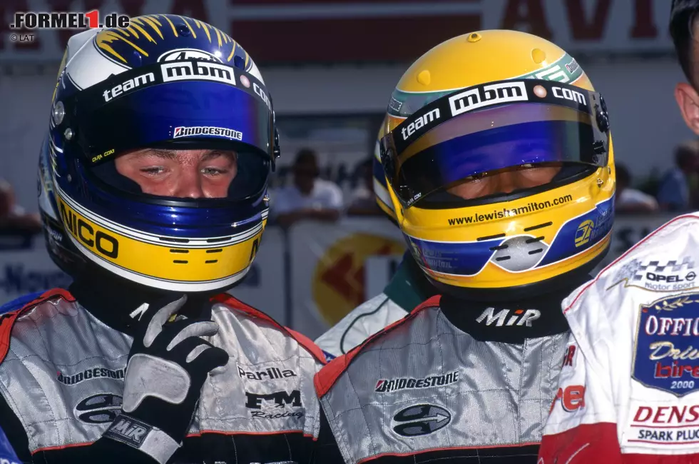 Foto zur News: Bis 2001 bleibt Hamilton dem Kartsport treu und gewinnt weitere Meisterschaften. An seiner Seite fährt damals ein gewisser Nico Rosberg, der heute als Teamkollege bei Mercedes der größte Gegner im Kampf um den WM-Titel ist. Zu dieser Zeit verbindet die beiden eine gute Freundschaft, was im Laufe der Jahre allerdings nicht ganz standhalten soll.