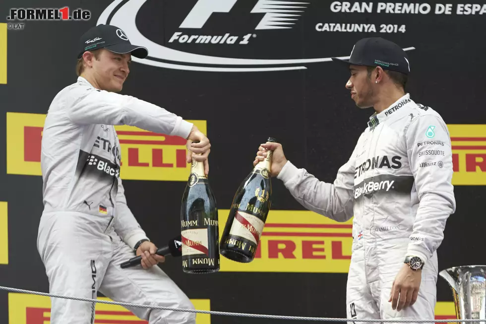 2014 ist das Jahr der Silberpfeile. Red Bull darf drei Rennen gewinnen, den Rest krallen sich Hamilton und Teamkollege Nico Rosberg souverän. Besonders zu Beginn fahren die beiden der Konkurrenz auf und davon und scheinen sich in den ersten Rennen auch noch gut zu verstehen... Foto zur News: 2014 ist das Jahr der Silberpfeile. Red Bull darf drei Rennen gewinnen, den Rest krallen sich Hamilton und Teamkollege Nico Rosberg souverän. Besonders zu Beginn fahren die beiden der Konkurrenz auf und davon und scheinen sich in den ersten Rennen auch noch gut zu verstehen...