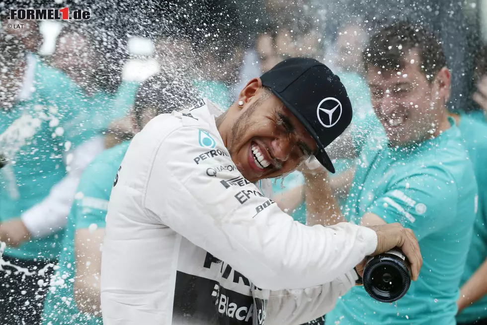 Ein Jahr später ist die Angelegenheit schon deutlich klarer: WM-Titel Nummer drei steht bereits beim viertletzten Rennen fest. Hamilton liegt seit dem ersten WM-Lauf in Führung und kommt nie ernsthaft in Gefahr, den Titel nicht zu gewinnen. Damit schließt er zu seinem größten Idol auf: Ayrton Senna! Foto zur News: Ein Jahr später ist die Angelegenheit schon deutlich klarer: WM-Titel Nummer drei steht bereits beim viertletzten Rennen fest. Hamilton liegt seit dem ersten WM-Lauf in Führung und kommt nie ernsthaft in Gefahr, den Titel nicht zu gewinnen. Damit schließt er zu seinem größten Idol auf: Ayrton Senna!