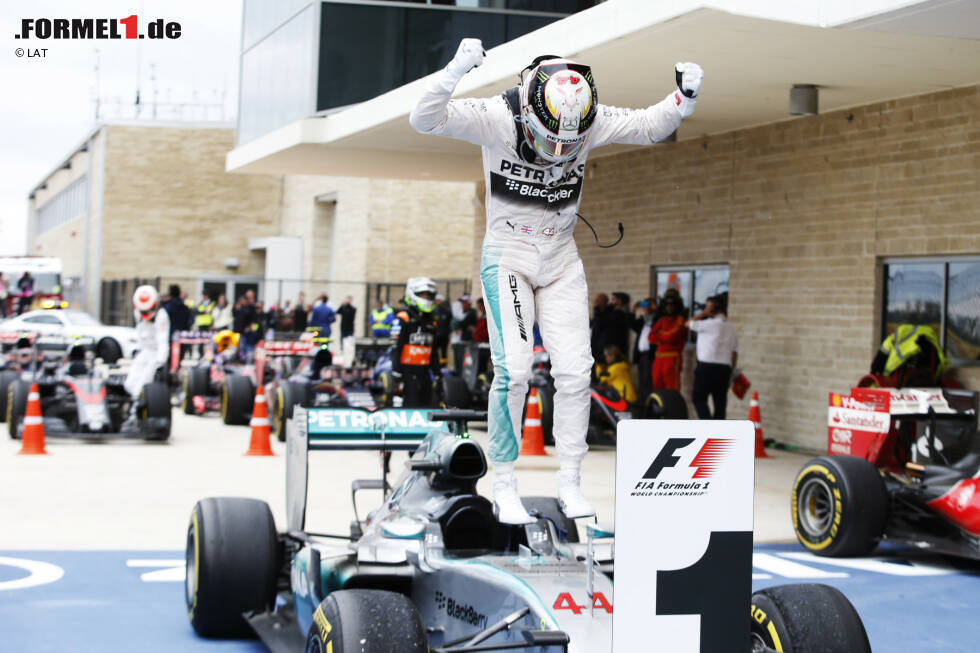 Lewis Hamilton hat sein großes Karriereziel in der Formel 1 erreicht: In Austin feiert der Brite seinen dritten WM-Titel und hat damit genauso viele wie sein großes Vorbild Ayrton Senna erfahren können. Der Mercedes-Pilot ist auf dem Höhepunkt seiner Karriere. Wir blicken auf sein einzigartiges Motorsport-Leben. Lewis Hamilton hat sein großes Karriereziel in der Formel 1 erreicht: In Austin feiert der Brite seinen dritten WM-Titel und hat damit genauso viele wie sein großes Vorbild Ayrton Senna erfahren können. Der Mercedes-Pilot ist auf dem Höhepunkt seiner Karriere. Wir blicken auf sein einzigartiges Motorsport-Leben.