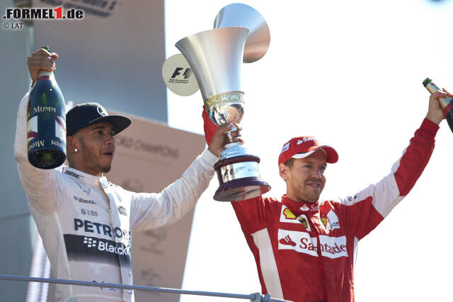 Foto zur News: Monza 2015: Lewis Hamilton gewinnt den Grand Prix von Italien, hat nun 53 Punkte Vorsprung im Titelduell und eine Hand am WM-Pokal. Und Sebastian Vettel freut sich über sein erstes Monza-Podium als Ferrari-Fahrer. Den Tränen nahe sagt er: "Das ist der schönste zweite Platz meines Lebens." Den turbulenten Weg zu diesem Siegerfoto gibt's in den folgenden 16 Fotos nachzuschauen.