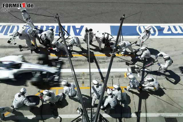 Williams patzt (wieder einmal) bei der Strategie: Rosberg kommt früher als Felipe Massa und Bottas an die Box - und geht durch die Strategie an beiden vorbei. Foto zur News: Williams patzt (wieder einmal) bei der Strategie: Rosberg kommt früher als Felipe Massa und Bottas an die Box - und geht durch die Strategie an beiden vorbei.