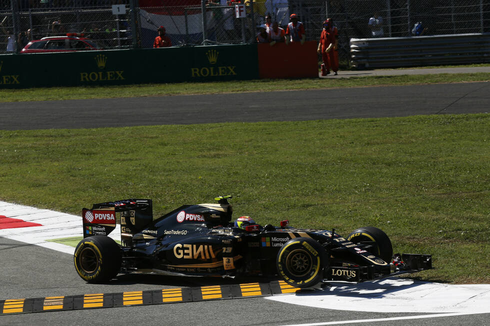 Foto zur News: Zwei Wochen nach dem Podium von Spa-Francorchamps wird Lotus auf den Boden der Tatsachen zurückgeholt: Sowohl Romain Grosjean als auch Pastor Maldonado scheiden wegen Kollision in der zweiten Runde aus.
