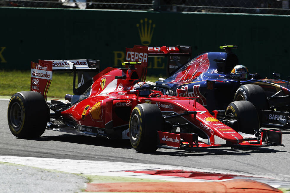 Foto zur News: Räikkönens grandiose Aufholjagd: 14. nach der ersten Runde, Fünfter im Ziel - dazwischen Überholmanöver wie dieses gegen Carlos Sainz, im konkreten Fall erst im zweiten Anlauf. Der Toro-Rosso-Junior wird am Ende Elfter, 3,7 Sekunden hinter dem zehntplatzierten Red-Bull-Kollegen Daniil Kwjat.