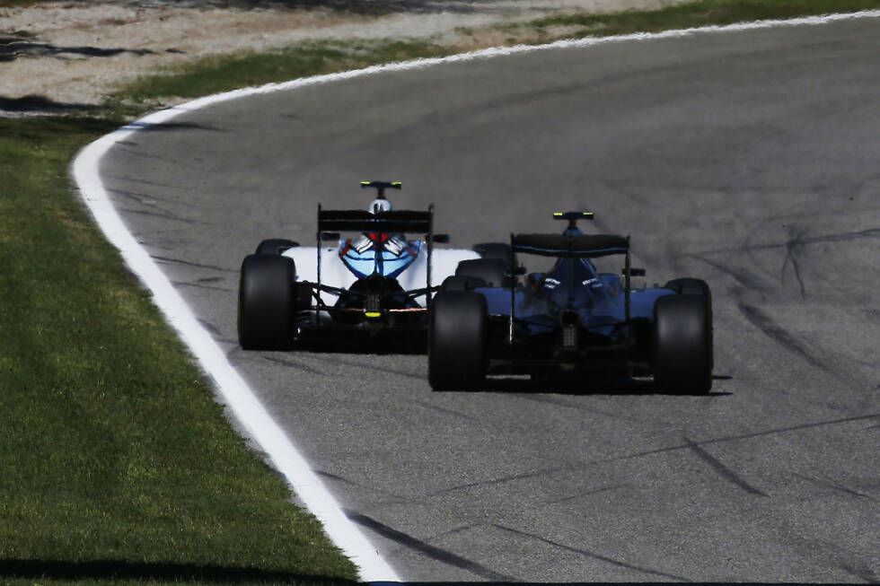 Foto zur News: Noch vor dem ersten Boxenstopp jagt Rosberg die beiden Williams vor sich her, setzt schon zum Überholen des viertplatzierten Valtteri Bottas an. Bis er wegen zu hoher Bremstemperaturen ermahnt wird, nicht zu aggressiv zu fahren.