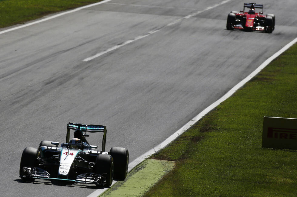 Foto zur News: Vorne fährt indes Hamilton ein einsames Rennen: 6,1 Sekunden Vorsprung auf Vettel nach zehn, 10,6 nach 20, 19,1 nach 30 Runden. Gleichzeitig kommt Rosberg immer näher an den zweitplatzierten Ferrari heran.