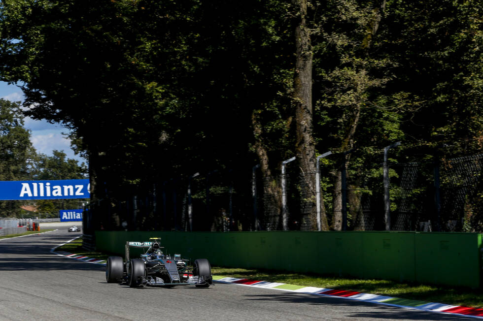 Foto zur News: Auf den Mercedes-Doppelsieg fehlen nur noch 1,1 Sekunden, als bei Rosberg in der 51. von 53 Runden der Motor verraucht. Hintergrund: Der neue Monza-Motor muss am Samstagmorgen ausgebaut werden. Der gebrauchte bestreitet sein sechstes Rennen - und ist mit der Laufleistung am Ende.