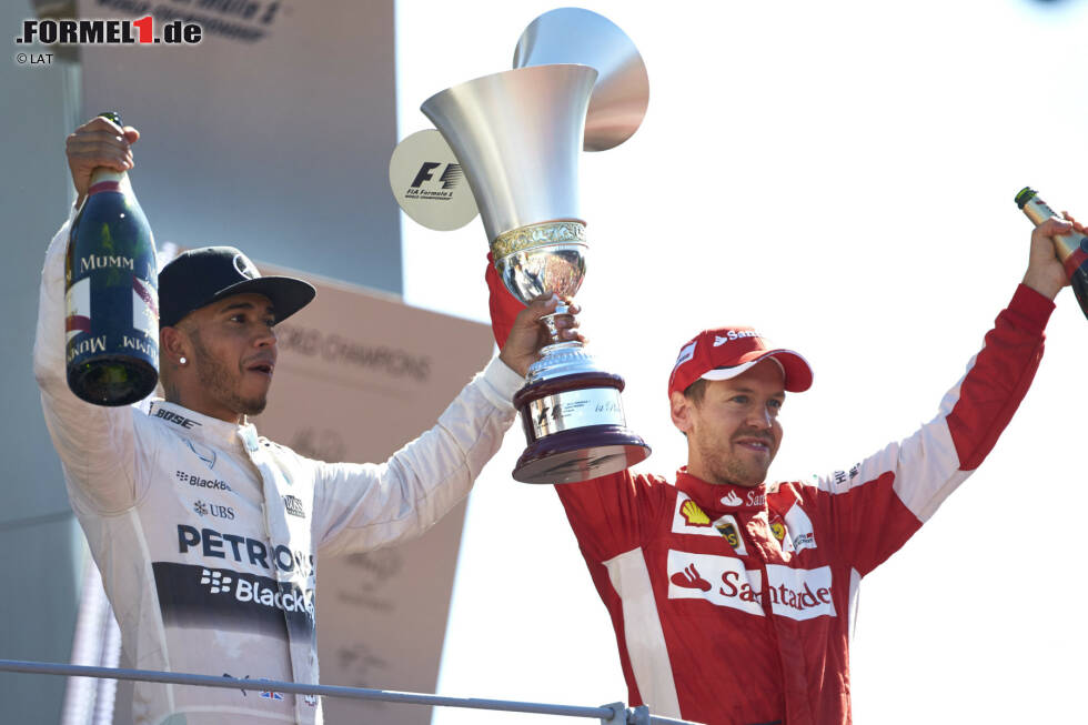 Foto zur News: Monza 2015: Lewis Hamilton gewinnt den Grand Prix von Italien, hat nun 53 Punkte Vorsprung im Titelduell und eine Hand am WM-Pokal. Und Sebastian Vettel freut sich über sein erstes Monza-Podium als Ferrari-Fahrer. Den Tränen nahe sagt er: &quot;Das ist der schönste zweite Platz meines Lebens.&quot; Den turbulenten Weg zu diesem Siegerfoto gibt&#039;s in den folgenden 16 Fotos nachzuschauen.