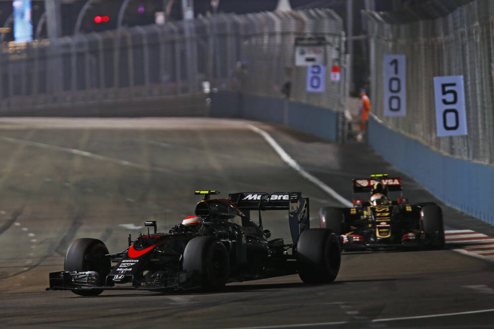 Foto zur News: Immer wieder Pastor Maldonado: Zwischen dem Lotus-Piloten und Jenson Button kommt es zu einer Kollision. Button ärgert sich: &quot;Ich hätte es besser wissen müssen.&quot; Und verliert dabei seinen Frontflügel.