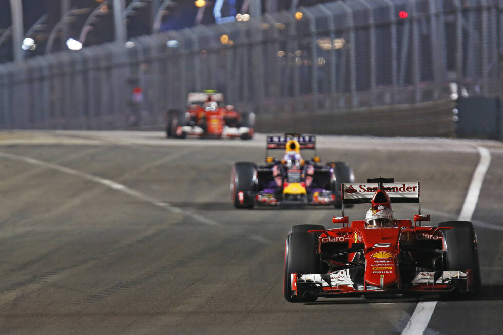 Foto zur News: Nach der vollen Distanz von 61 Runden (und 2:01 Stunden) gewinnt Vettel 1,5 Sekunden vor Ricciardo und 17,2 Sekunden vor Räikkönen. Rosberg wird Vierter, Bottas Fünfter, Kwjat Sechster.