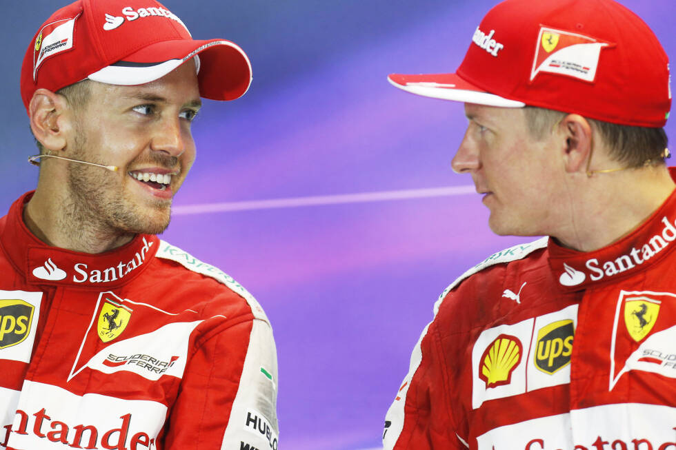 Foto zur News: Erstmals stehen Vettel und Räikkönen gemeinsam als Teamkollegen auf dem Podium. Aber trotz Hamiltons Nullrunde fehlen Vettel in der Fahrer-WM immer noch 49 Punkte auf die Spitze. Das sind knapp zwei Siege.