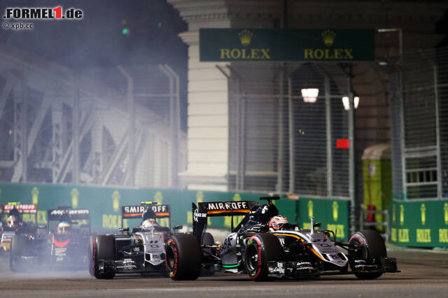 Foto zur News: Duell bei Force India: Erst kracht Sergio Perez Nico Hülkenberg fast ins Heck, später beschwert er sich, dass er schneller sei und vorbei möchte. Es geht um Platz neun.