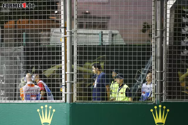 Der verrückte Fan wird wenig später von Streckenposten sichergestellt und der Polizei übergeben. Die verhaftet ihn. Foto zur News: Der verrückte Fan wird wenig später von Streckenposten sichergestellt und der Polizei übergeben. Die verhaftet ihn.
