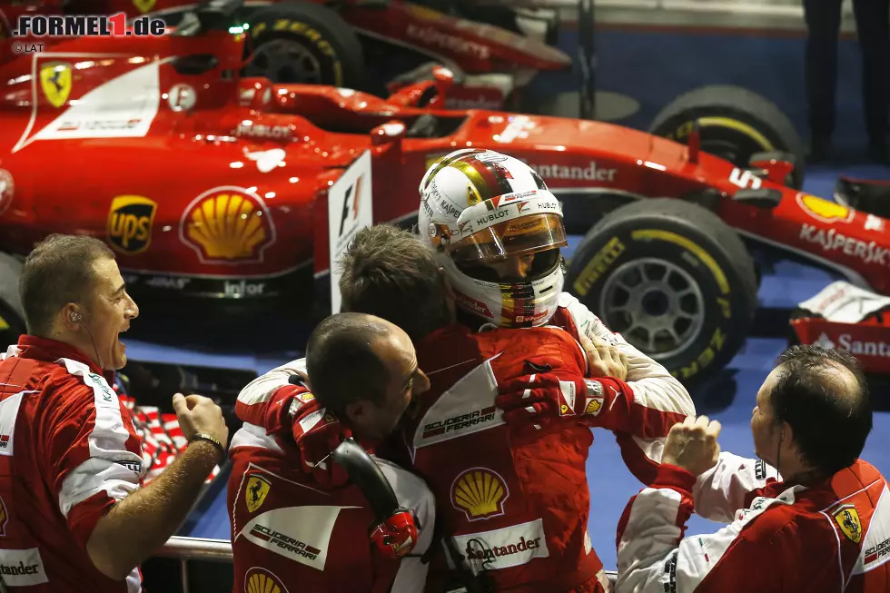 Foto zur News: Es ist das Wochenende von Sebastian Vettel und Ferrari: Mit den nächsten großen Updates gewinnt der Heppenheimer in Singapur, und das auf beeindruckende Art und Weise. Vettel feiert den 42. Sieg seiner Karriere, überholt damit in der ewigen Bestenliste den großen Ayrton Senna. Und den dritten in seiner Ferrari-Premierensaison, womit er mit Michael Schumacher 1996 gleichzieht.