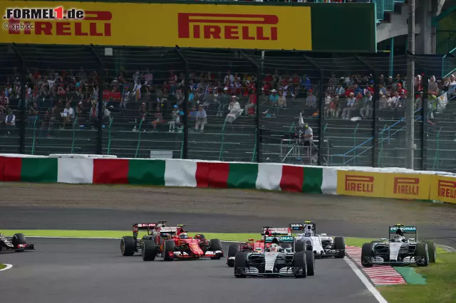 Aber die Rechnung hat er ohne Hamilton gemacht, der sich beinhart nach außen tragen und Rosberg keine Luft zum Atmen lässt. "Macht man unter Teamkollegen nicht", urteilt Experte Marc Surer, und Rosberg ätzt: "Ich habe eine Kollision verhindert." Hamilton lacht sich ins Fäustchen: "Innen ist innen, es war meine Kurve. Wenn du außen bist und lupfst, musst du damit rechnen, dass das passiert!" Foto zur News: Aber die Rechnung hat er ohne Hamilton gemacht, der sich beinhart nach außen tragen und Rosberg keine Luft zum Atmen lässt. "Macht man unter Teamkollegen nicht", urteilt Experte Marc Surer, und Rosberg ätzt: "Ich habe eine Kollision verhindert." Hamilton lacht sich ins Fäustchen: "Innen ist innen, es war meine Kurve. Wenn du außen bist und lupfst, musst du damit rechnen, dass das passiert!"