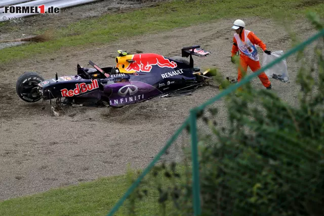 Foto zur News: Horror-Crash im Qualifying, ein Jahr nach dem Bianchi-Unfall, nur zwei Kurven weiter: Daniil Kwjat kommt mit zwei Reifen aufs Gras, verliert seinen Red Bull außer Kontrolle und überschlägt sich spektakulär. "Ein Anfängerfehler", gibt er später zu. Und verhindert damit in Q3 Zeitenverbesserungen im zweiten Versuch.