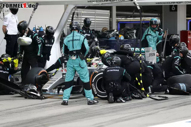 Was niemand ahnt, als die Silberpfeile ihrem achten Saison-Doppelsieg entgegenrasen: Eben dieser hängt an einem seidenen Faden. Mercedes erklärt nach dem Rennen, dass einer von Hamiltons Reifen "bis zur Karkasse" runtergefahren ist, als er gewechselt wird. Foto zur News: Was niemand ahnt, als die Silberpfeile ihrem achten Saison-Doppelsieg entgegenrasen: Eben dieser hängt an einem seidenen Faden. Mercedes erklärt nach dem Rennen, dass einer von Hamiltons Reifen "bis zur Karkasse" runtergefahren ist, als er gewechselt wird.