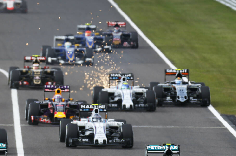Foto zur News: Weiter hintern scheppert&#039;s: Daniel Ricciardo schneidet Felipe Massa den Weg ab, der behindert wiederum Sergio Perez. Perez sucht sich eine Lücke, kollidiert mit Carlos Sainz...