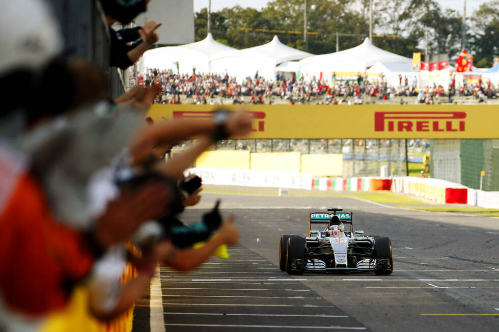 Foto zur News: Hamilton fährt nach 53 Runden mit 18,9 Sekunden Vorsprung auf Rosberg, 20,8 auf Vettel und 33,7 auf Räikkönen über die Ziellinie. Es ist nach 2007 erst sein zweiter Sieg in Suzuka. Und der beschert ihm in der Weltmeisterschaft 48 Punkte Vorsprung (fast zwei Siege) auf Rosberg - bei fünf noch zu fahrenden Rennen.