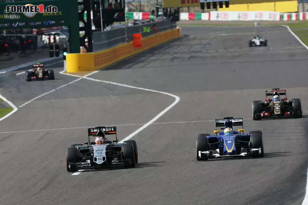 Suzuka 2015 ist auch ein Rennen der spannenden Kämpfe im Mittelfeld (was die Weltregie dazu veranlasst, diese zu zeigen und das siegreiche Mercedes-Team bis auf sechs Minuten fast komplett auszublenden). Hervorzuheben ist die Leistung von Nico Hülkenberg: Der Force-India-Pilot legt mit einem guten Start den Grundstein für seinen späteren sechsten Platz. Foto zur News: Suzuka 2015 ist auch ein Rennen der spannenden Kämpfe im Mittelfeld (was die Weltregie dazu veranlasst, diese zu zeigen und das siegreiche Mercedes-Team bis auf sechs Minuten fast komplett auszublenden). Hervorzuheben ist die Leistung von Nico Hülkenberg: Der Force-India-Pilot legt mit einem guten Start den Grundstein für seinen späteren sechsten Platz.